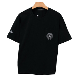 เสื้อยืดแขนสั้นลำลองผู้ชายสีดำ พร้อมโลโก้ปักที่กระเป๋าและแขนเสื้อ - Product Image 2