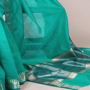 Sari VASTRA COTTAGE en Georgette color granate con motivos de hojas de Paisley estampados en foil y acabado con borlas en el pallu. - Product Image 3