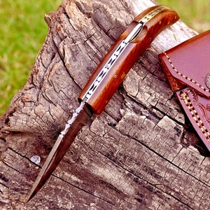 Couteau pliant artisanal de haute qualité en acier Damas de qualité industrielle, manche en bois, étui en cuir, personnalisable OEM, utilitaire de survie - Product Image 2