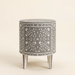 Mesa de Noche Redonda Gris Madreperla con 2 Cajones, Patrón Floral, Hecha a Mano, Lujosa, Mueble de Dormitorio - Product Image 2