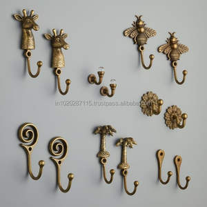 Ganchos de pared de latón elegantes de estilo antiguo con grabado elegante para paredes de sala de estar o pasillo. - Product Image 4