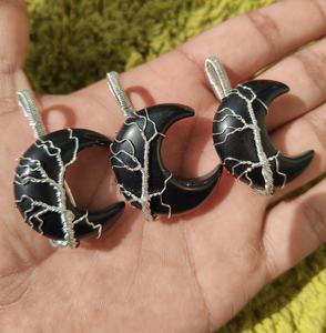 Vente en gros de cristaux de pierres naturelles Pierre précieuse de guérison Obsidienne noire à moitié polie Arbre de vie Collier à pendentif enroulé en fil - Product Image 1