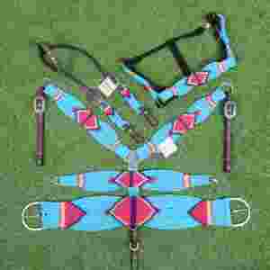 Juego de cabezada de mohair hecho a mano y personalizable en azul cielo, rojo claro y morado, con cincha delantera a juego de 32 pulgadas y cuero argentino. - Product Image 1