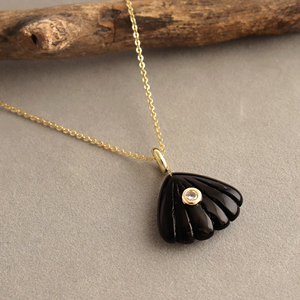 Nouveauté : Collier plaqué or avec pendentif coquillage sculpté à la main en onyx noir et zircon blanc incrusté, bijoux en gros - Product Image 3