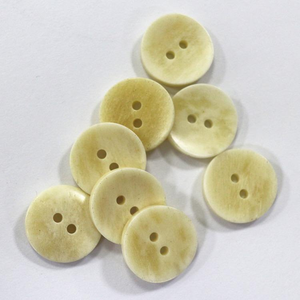 Botones de Plástico Planos de 2 Agujeros con Logotipo Personalizado, Botones Decorativos de Cuerno Natural - Product Image 1