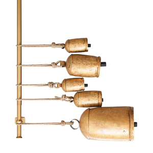Campanas de Navidad Vintage de Latón con Cuerda de Yute, Varilla para Colgar, Juego de Campanas de Metal Antiguas Hechas a Mano para Decoración de Pared de Casa de Campo o Vacaciones - Product Image 1