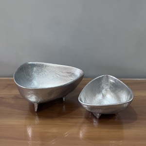 Juego de 2 Cuencos Decorativos Ovalados de Aluminio Hechos a Mano, Acabado Plateado, Cuenco para Servir Texturizado con Patas, Centro de Mesa para Decoración del Hogar - Product Image 1