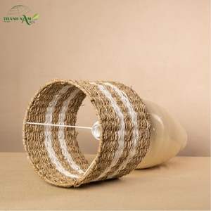 Lampe de table artisanale moderne et minimaliste en bambou et jonc de mer avec base en céramique, abat-jour d'intérieur - Product Image 5