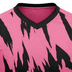 Camiseta de Fútbol con Rayas de Tigre Rosa y Negro, Cuello en V, Manga Corta, Unisex, Secado Rápido, 100% Poliéster, Impresión Sublimada, Talla Adulto - Product Image 3