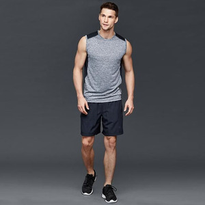 Ensemble jogging homme sur mesure de qualité supérieure : short et t-shirt à taille élastique, bandes latérales, extensible dans quatre directions, séchage rapide - Product Image 3