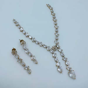 Ensemble collier et boucles d'oreilles pour femme JeweleMarket, design de créateur, avec imitation de perles en cristal, plaqué or, motif floral, pour les occasions de mariage - Product Image 1