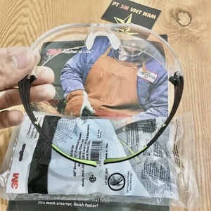 Gafas de Seguridad Ligeras SF401AF con Marco de PVC y Lentes Transparentes con Revestimiento Antirrayaduras, Hechas en Taiwán - Product Image 4