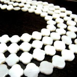 ลูกปัดมุกธรรมชาติรูปโคลเวอร์ ขนาด 12x13 ถึง 14x16 มม. ความยาวเส้น 16 นิ้ว - Product Image 3