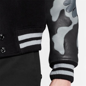 Blouson universitaire noir pour homme, motif uni, manches camouflage, style streetwear personnalisé, col montant, 100 % laine, finition soignée - Product Image 6