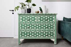 Commode large en bois noir avec incrustations d'os, 6 tiroirs, motif floral traditionnel, base en acier doré, rangement de luxe pour chambre à coucher - Product Image 3