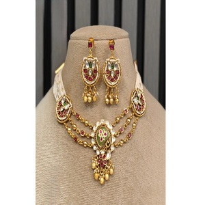 Ensemble collier et boucles d'oreilles en moissanite plaqué or, qualité supérieure, style élégant et antique, pour collection de mariage. - Product Image 1