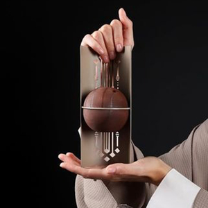 Brûleur d'encens sculptural combinant un écran métallique géométrique découpé au laser avec un accent en forme de vase sphérique en bois naturel - Product Image 6