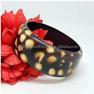 Brazalete de Resina de Color Personalizable para Mujer, Estilo Clásico con Perlas y Diamantes, Certificado por IGI para Aniversarios - Product Image 2