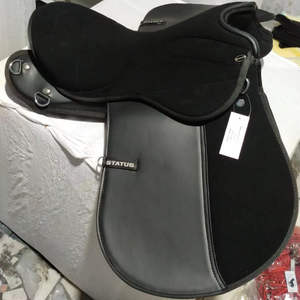 Selle d'équitation anglaise TRIDENT INTERNATIONAL TI101OA07 personnalisée en cuir synthétique pour le saut d'obstacles et le dressage, écologique - Product Image 3