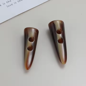 Boutons à bascule en corne de buffle faits à la main, écologiques et modernes pour vestes et manteaux - Product Image 2