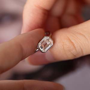 Anillo de oro con diamante de laboratorio de corte esmeralda de 2 quilates, directo de fábrica, para mujer, moderno, con engaste de bisel oriental y occidental, anillo de compromiso solitario. - Product Image 4