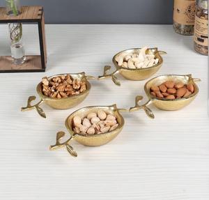 Service de vaisselle en laiton de forme originale avec poignée en forme de feuille pour servir les noix, design contemporain, finition durable - Product Image 1