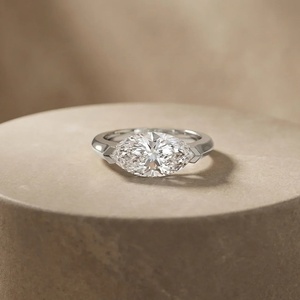 Anillo de Diamantes con Banda de Media Eternidad en Forma de Pera, Estilo East-West, en Oro de 9k, 14k y 18k - Product Image 1