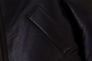 Chaqueta bomber de cuero PU negro para hombre con cuello y puños de piel sintética, abrigo corto de invierno a prueba de viento con cierre de cremallera. - Product Image 3
