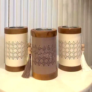 Cet ensemble de brûleurs d'encens en bois et métal présente des motifs découpés au laser complexes et des bordures en bois pour une élégance et une fragrance modernes. - Product Image 6