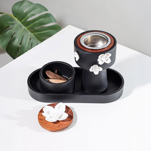 Ensemble d'encens à revêtement en poudre noire orné d'accents floraux blancs, de finitions en bois chaud et d'un plateau de présentation ovale assorti - Product Image 2