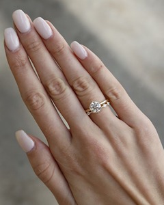 Ensemble de bagues de mariage en or jaune 14 carats avec diamant de laboratoire rond brillant de 2,40 carats, solitaire à 6 griffes et bande superposable marquise - Product Image 4