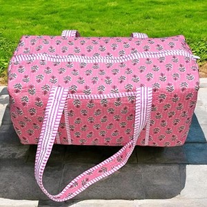 Bolsa de Viaje Grande de Algodón Acolchado Hecha a Mano con Diseño Estampado en Bloque, Bolsa de Mano para Mujer para Fin de Semana - Product Image 1