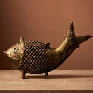 Figurine de poisson courbée en laiton Dhokra de style antique de qualité supérieure pour la décoration de la maison et du bureau à prix de gros - Product Image 2