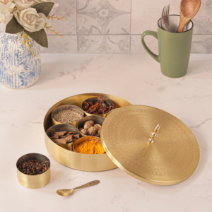 Boîte à masala décorative en cuivre avec couvercle, boîte à masala indienne, organiseur d'épices en laiton, récipient de rangement rond pour la cuisine, pour un usage domestique - Product Image 1