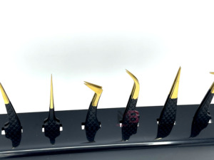 Juego de Pinzas para Pestañas de Acero Inoxidable con Recubrimiento Dorado de Precisión y Mango Negro para Uso Profesional en Extensiones - Product Image 5