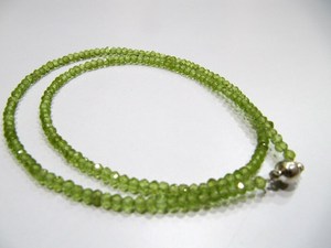 Collier de perles en péridot naturel facetté rond de 3-4 mm avec fermoir magnétique - Product Image 1