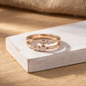 Bague de fiançailles en diamant de laboratoire taille ronde la plus vendue, double bande de diamants en platine, délicate et minimaliste, sertie clos - Product Image 2