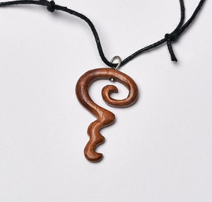 Collar con colgante de madera con diseño en espiral, amuleto de madera hecho a mano, collar con cordón negro para hombres y mujeres, joyería inspirada en la naturaleza - Product Image 3