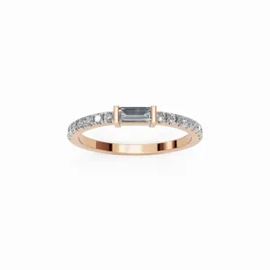 Bague de luxe moderne en or jaune 18 carats pour femme, avec solitaire baguette de laboratoire et bande pavée de diamants baguette et ronds - Product Image 1