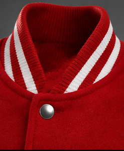 เสื้อแจ็คเก็ตวาร์ซิตี้สีแดงสำหรับผู้ชาย Champ King พร้อมโลโก้ปักและแขนเสื้อสีขาว - Product Image 2