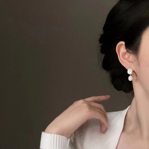 ต่างหูมุกเปลือกหอยรูปทรงหยดน้ำสีขาวธรรมชาติจาก Zhuji Jewelry ทำจากเงินแท้ ดีไซน์อเนกประสงค์ ทันสมัย - Product Image 3