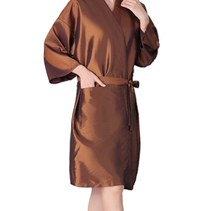 Cape de coiffure kimono personnalisée avec logo, confortable, imperméable en polyester, robe de salon pour les clients de salons de beauté et de spa - Product Image 1