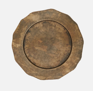 Plato base de metal texturizado con borde ondulado rústico, estilo antiguo, en bronce y latón envejecido. - Product Image 2
