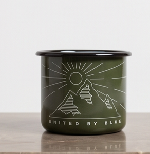 Tasse de camping en métal de qualité supérieure, de qualité alimentaire, fabriquée en émail durable, avec une teinte vert forêt profond et un motif de montagne pittoresque - Product Image 5