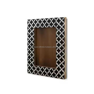 Cadre photo en bois fait main avec incrustation en résine noire à motif treillis, décoration graphique contemporaine - Product Image 1