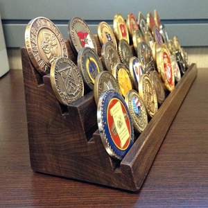 Présentoir en bois pour 4 rangées de jetons de casino et pièces de collection - Product Image 1