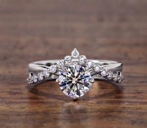 Anillo de compromiso moderno de platino 950 con diamante cultivado en laboratorio de 2.28 quilates, color E, claridad VS1, y banda trenzada con solitario de 1 quilate para mujer - Product Image 1