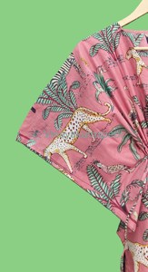 Kimono de Algodón Rosa Estampado a Mano de Lujo para Mujer con Vibrantes Estampados de Selva Tropical y Guepados Majestuosos, Corte Midi - Product Image 3