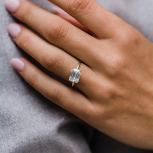 Bague Solitaire Quotidienne Émeraude Blanche Éblouissante en Or Massif, Bijou Unique pour Elle - Product Image 1