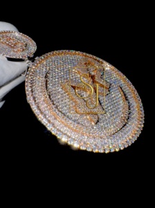 จี้ห้อยคอทรงวงกลมขนาดใหญ่ ชุบโรเดียม ประดับเพชรโมอิสซาไนต์ เงินแท้ 925 สำหรับทุกเพศ สไตล์ฮิปฮอป  รับสลักชื่อหรืออักษรย่อ  เหมาะสำหรับงานปาร์ตี้ - Product Image 6